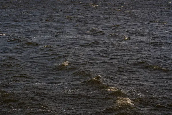 嵐の間の湖表面の波 — ストック写真