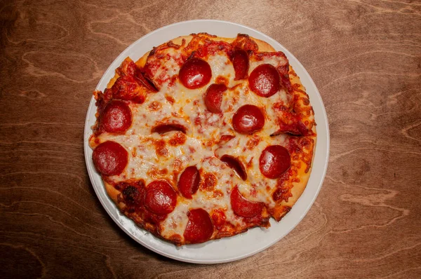 Läcker Tomatsås Ost Täckt Varm Och Välsmakande Pepperoni Pizza Paj — Stockfoto