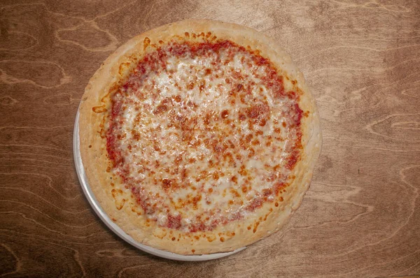 Brânză Delicioasă Sos Roșii Acoperită Plăcintă Pizza Fierbinte Gustoasă — Fotografie, imagine de stoc