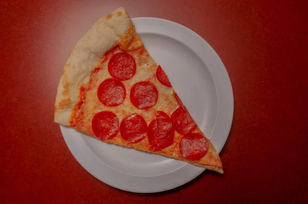 Heerlijke Tomatensaus Kaas Bedekt Met Hete Smakelijke Pepperoni Pizza Taart — Stockfoto