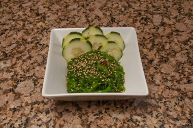 Deniz yosunu salatası olarak bilinen lezzetli ve lezzetli bir yemek.