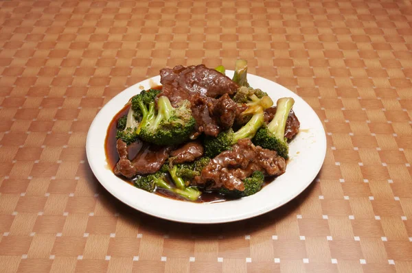 原汁原味的中国传统菜式是西兰花牛肉 — 图库照片