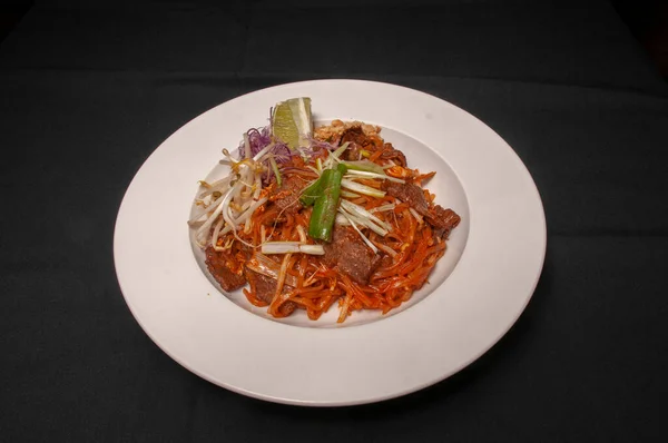 Deliciosa Cozinha Asiática Conhecida Como Pad Thai Beef — Fotografia de Stock