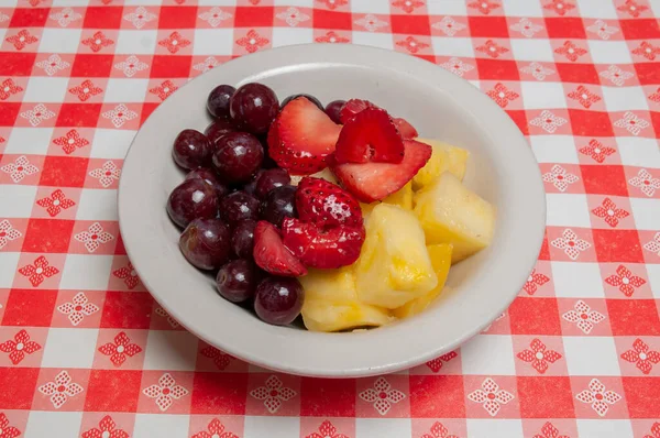 新鲜采摘的各种美味水果放在碗里 — 图库照片