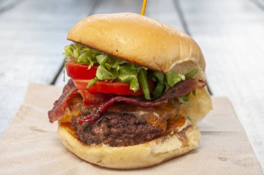 Lezzetli bir hamburger, ekmeğin üzerindeki her şey.