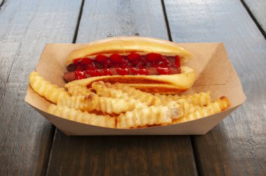 Geleneksel ya sığır eti ya da patates kızartmalı sosisli sandviç.