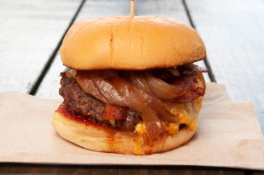 Lezzetli bir cheeseburger. Ekmeğin üzerinde her şey var.