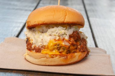 Lezzetli Carolina çizburgeri. Ekmeğin üzerinde her şey var.