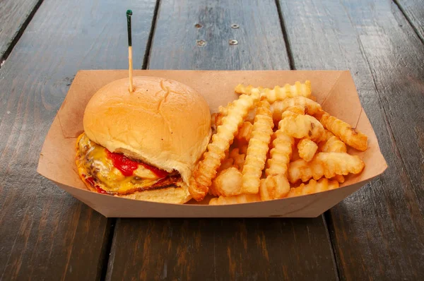 Delizioso Cheeseburger Ordine Patatine Fritte — Foto Stock