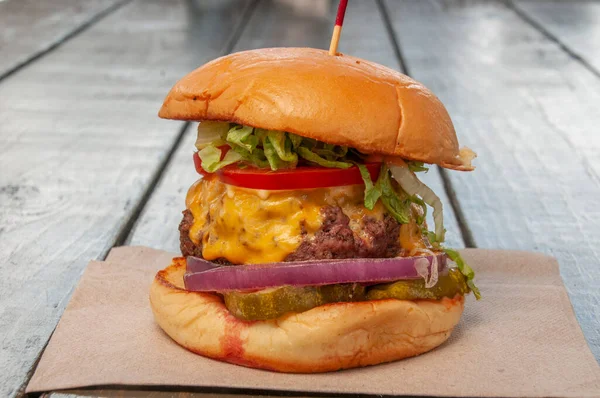 Alle Klassischen Amerikanischen Speck Cheeseburger Auf Sesamkernbrötchen lizenzfreie Stockfotos
