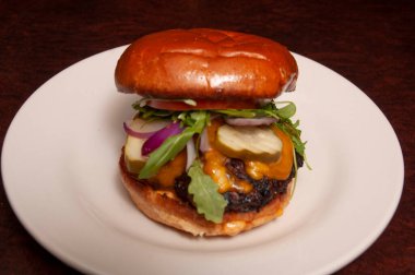 Lezzetli bir cheeseburger. Ekmeğin üzerinde her şey var.