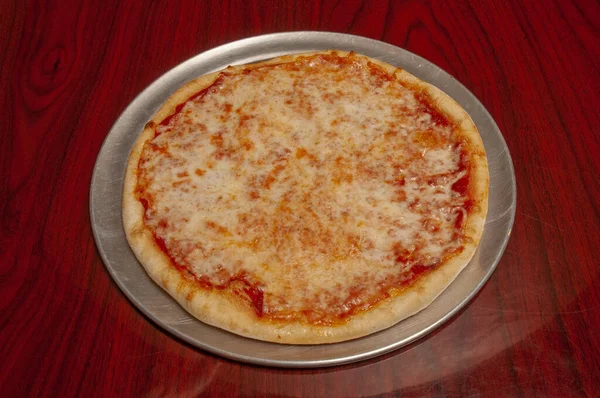 Köstliche Tomatensauce Käse Bedeckt Heißen Und Leckeren Pizzakuchen — Stockfoto