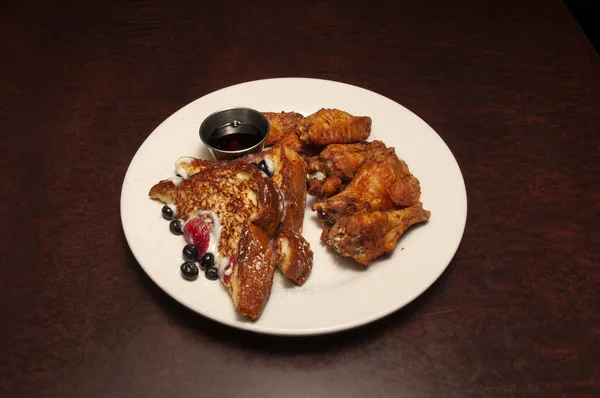 Νόστιμο Αμερικανικό Πιάτο Γνωστό Κοτόπουλο Και Τοστ Φωτογραφία Αρχείου