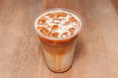 Buzlu Karamel Macchiato olarak bilinen nefis bir kahve içeceği.