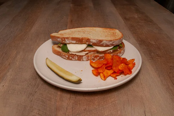 Традиционное Подлинное Американское Блюдо Известное Сэндвич Курицей Капрезе Стоковое Изображение