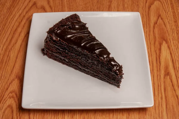 Egy Darab Dekadensen Finom Hagyományos Csokis Karamellás Sütemény Stock Kép