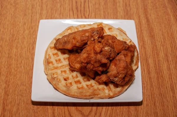 Νόστιμο Αμερικανικό Πιάτο Γνωστό Κοτόπουλο Και Βάφλες Εικόνα Αρχείου