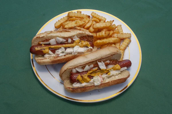 Tradizionale Tutto Manzo Maiale Hot Dog Con Patatine Fritte — Foto Stock