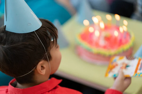 Bolo Aniversário Alegria Das Crianças Sua Casa — Fotografia de Stock