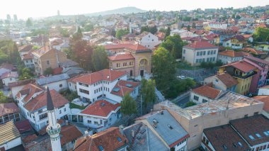 Saraybosna başkentinin havadan görüntüsü yazın eski kentte
