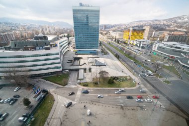 SARAJEVO, BOSNIA VE HERZEGOVINA - 16 Temmuz 2021 'de Marindvor Meydanı' nda trafik