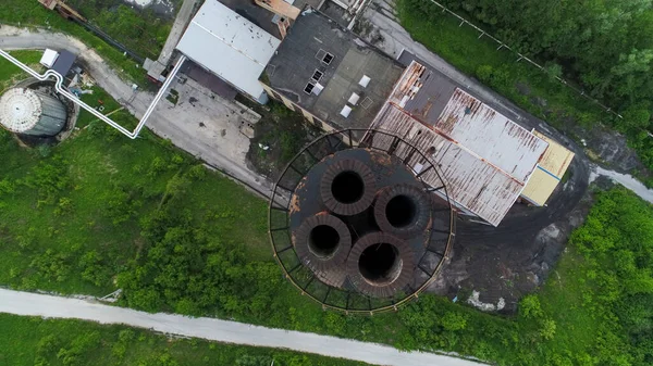 大型工厂烟囱沿线的空中景观 — 图库照片