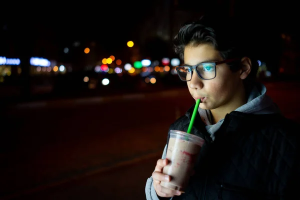 Giovane Adolescente Sulla Strada Della Città Ritratto Solo — Foto Stock