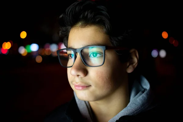 Młody Nastolatek Ulicy Miasta Portret Sam — Zdjęcie stockowe