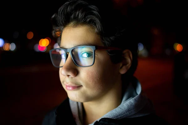 市街地の肖像画だけで若い十代の少年 — ストック写真
