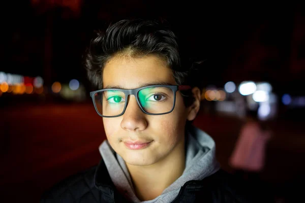 Młody Nastolatek Ulicy Miasta Portret Sam — Zdjęcie stockowe