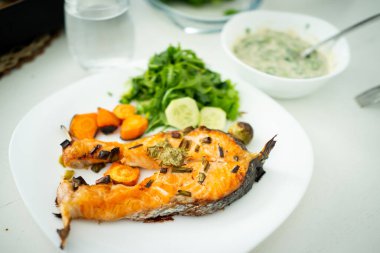 Evdeki mutfakta taze balık hazırlıyorum.