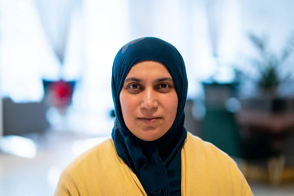 Positieve Volwassen Vrouw Uit Het Midden Oosten Met Hijab — Stockfoto