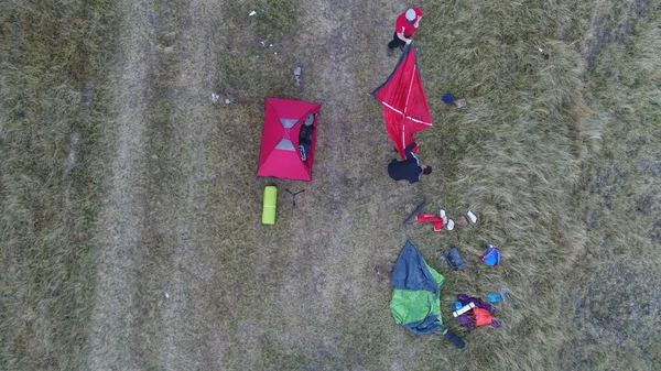 Группа Людей Наслаждающихся Палаточный Лагерь Горах Воздушный Вид Автомобиль Узнаваемый — стоковое фото
