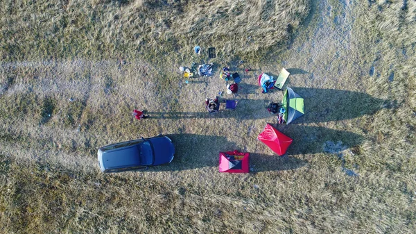 Grupp Människor Som Njuter Tält Camping Bergen Antenn Utsikt Bil — Stockfoto