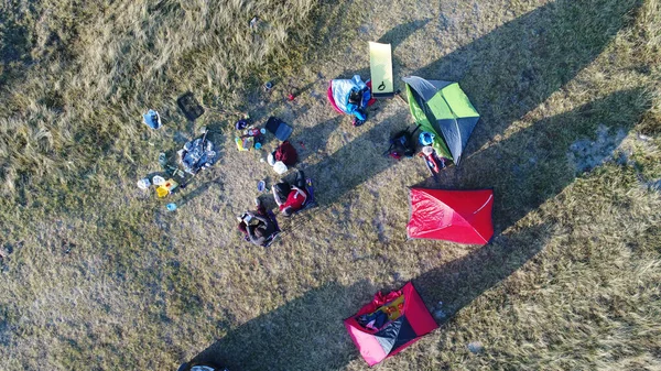 Dağlarda Kamp Kuran Bir Grup Insan Hava Manzaralı Araba Tanınmıyor — Stok fotoğraf