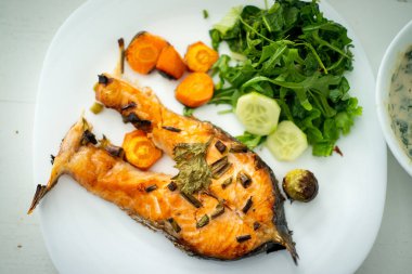 Evdeki mutfakta taze balık hazırlıyorum.