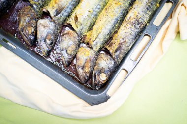 Evdeki mutfakta taze balık hazırlıyorum.