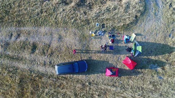 Grupa Osób Korzystających Namiot Kemping Górach Widok Powietrza Samochód Nie — Zdjęcie stockowe