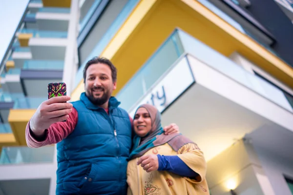 Μουσουλμανικό Ζευγάρι Βγάζει Selfie Στο Δρόμο Της Πόλης Μαζί — Φωτογραφία Αρχείου