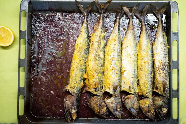 在家里厨房准备新鲜美味的鱼 免版税图库图片