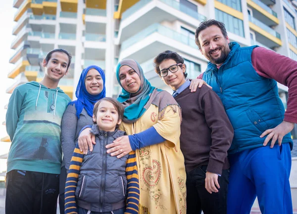 Echte Muslimische Familie Gemeinsam Auf Der Straße lizenzfreie Stockfotos