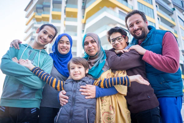 Echte Muslimische Familie Gemeinsam Auf Der Straße Stockbild