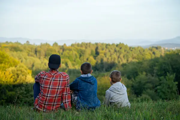 Yeşil Bir Çayırdaki Küçük Çocuklar Ormanın Derinliklerine Bakıyorlar Yüksek Kalite - Stok İmaj