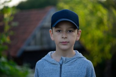 Yeşil doğadaki şirin, meraklı çocuk büyüyü bekliyor. Meraklı çocukluk.