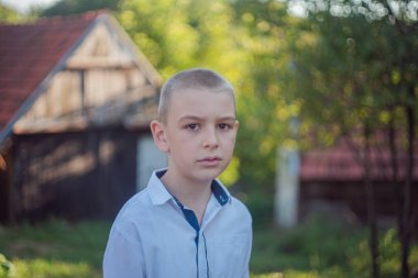 Yeşil doğadaki şirin, meraklı çocuk büyüyü bekliyor. Meraklı çocukluk.