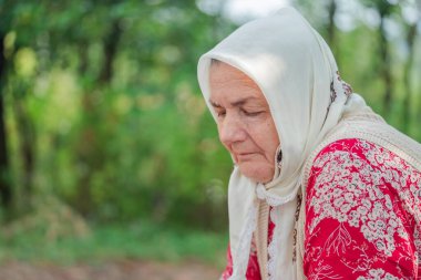 Dışarıdaki çok yaşlı bir kadının portresi. Yüksek kalite fotoğraf