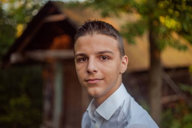 Yeşil doğadaki şirin, meraklı çocuk büyüyü bekliyor. Meraklı çocukluk.