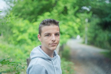 Yeşil doğadaki şirin, meraklı çocuk büyüyü bekliyor. Meraklı çocukluk.