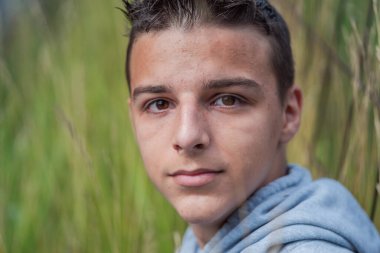 Yeşil doğadaki şirin, meraklı çocuk büyüyü bekliyor. Meraklı çocukluk.