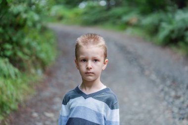 Yeşil doğadaki şirin, meraklı çocuk büyüyü bekliyor. Meraklı çocukluk.